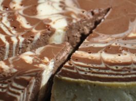 Этот рецепт — находка для сладкоежек! Шоколадно-творожный торт без выпечки