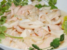 Идеальный ПП-ужин — нежный кальмар в сметанном соусе