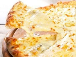 Низкокалорийная творожно — сырная пицца . Пальчики оближешь!