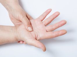 Почему немеют пальцы на руках: возможные причины