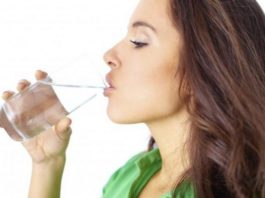 Смотрите, вот что происходит с вашим организмом, когда вы пьете воду на пустой желудок!